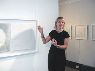 Jenny Smith talking about her work to a Hughson Gallery audience, 16 Oct 05
